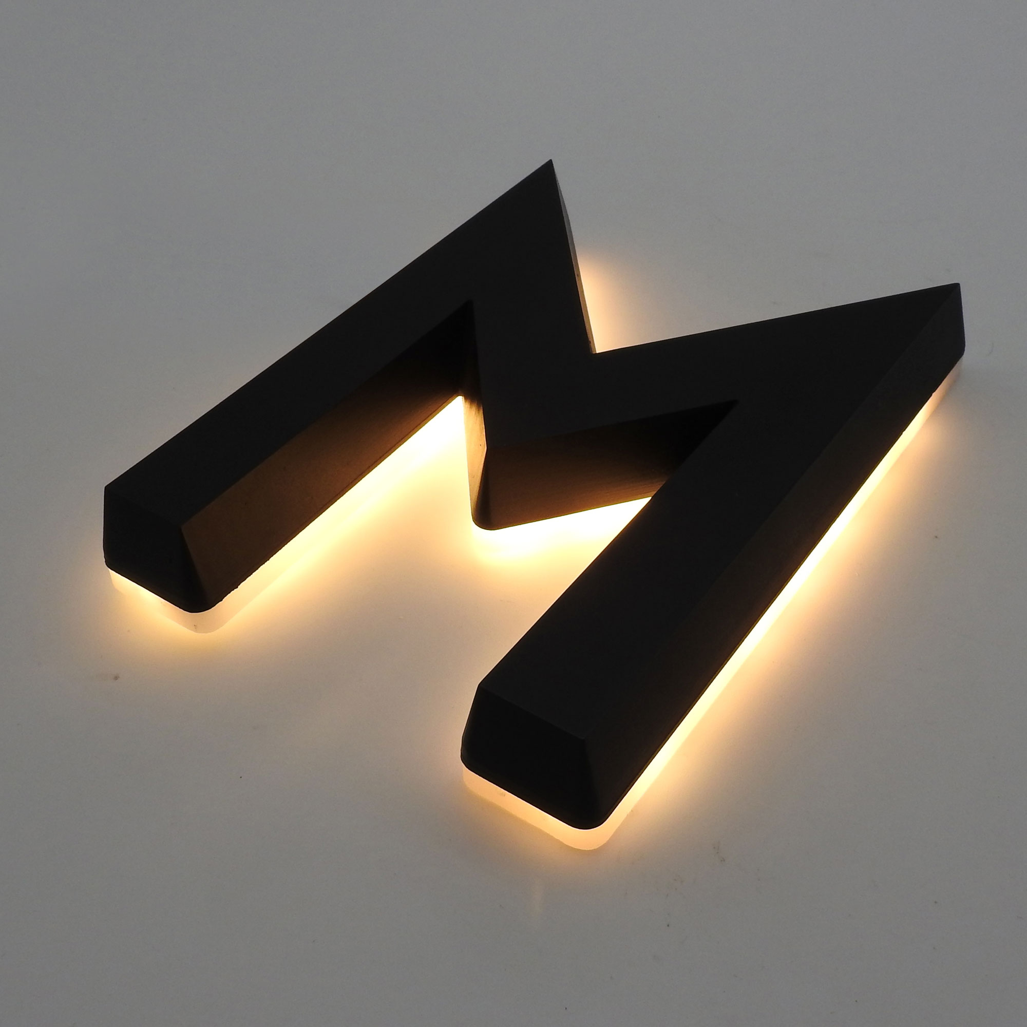 εικόνα του Channel Letters All in methacrylate, painted front and side light C0115Y