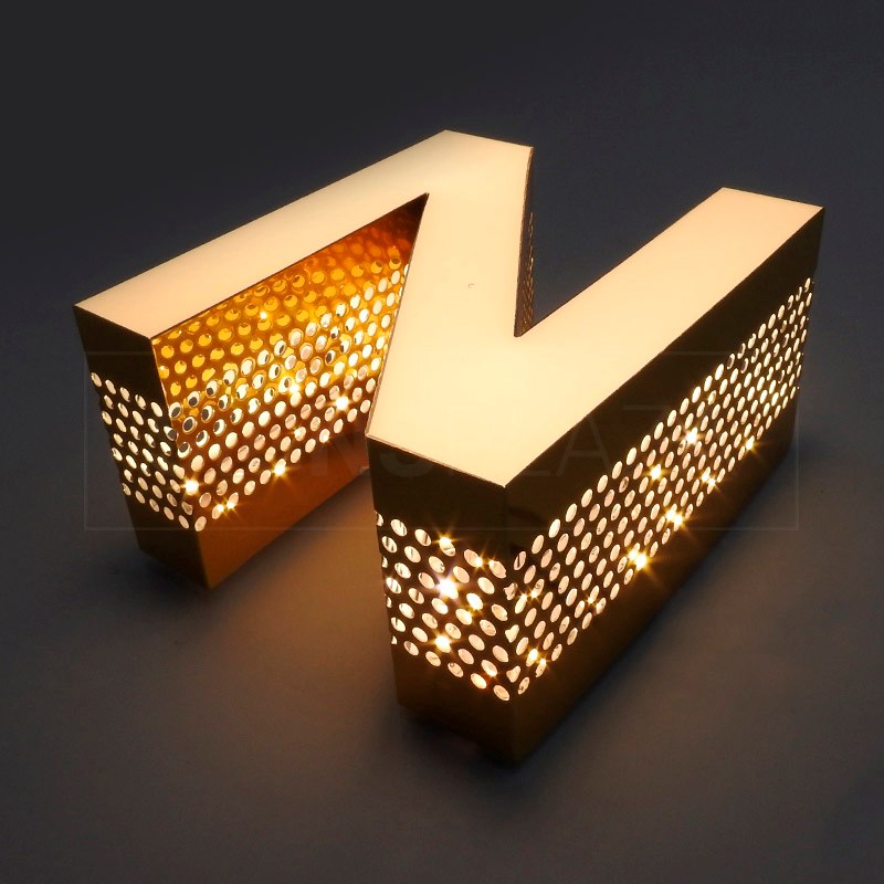 Bild von Channel Letters Die-cut side aluminum with methacrylate front 0080